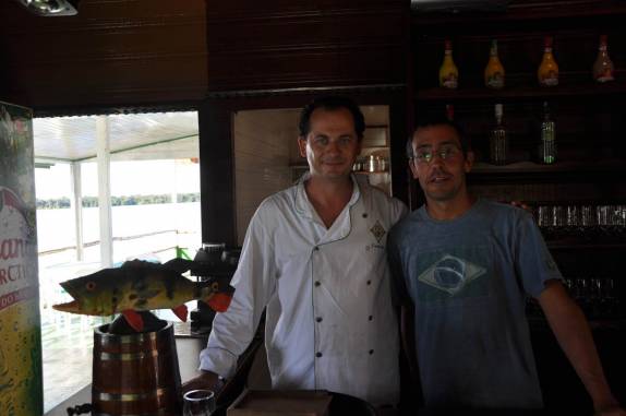 Com o Cristoph, chef do restaurante Leão da Amazônia, em Novo Airão - AM